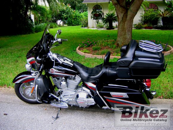 2006 Harley-Davidson FLHTCUSE Screamin Eagle Ultra Classic Electra Glide photo